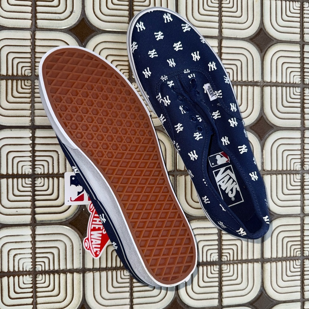 (Brand New) Vans - New York Yankees (NYY) edition - Classic Vans Fit